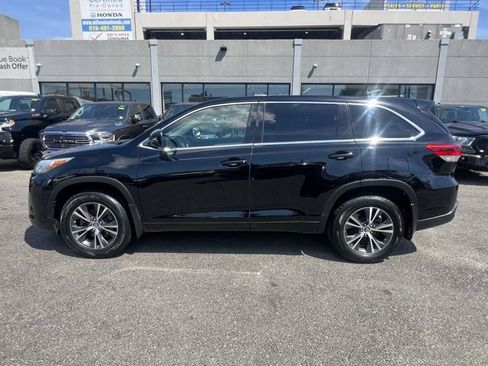 Used 2017 Toyota Highlander LE AWD/4WD image 3