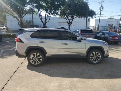 Used 2022 Toyota RAV4 Limited FWD image 7