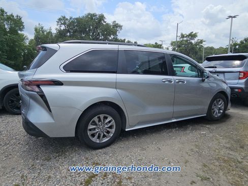 Used 2024 Toyota Sienna XLE FWD image 6