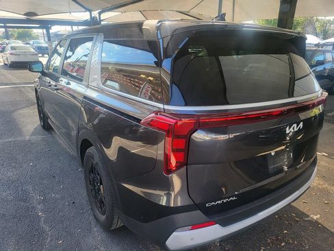 Used 2025 Kia Carnival FWD image 9