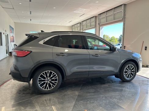 Used 2022 Ford Escape Titanium w/ Class II Trailer Tow Package image 9