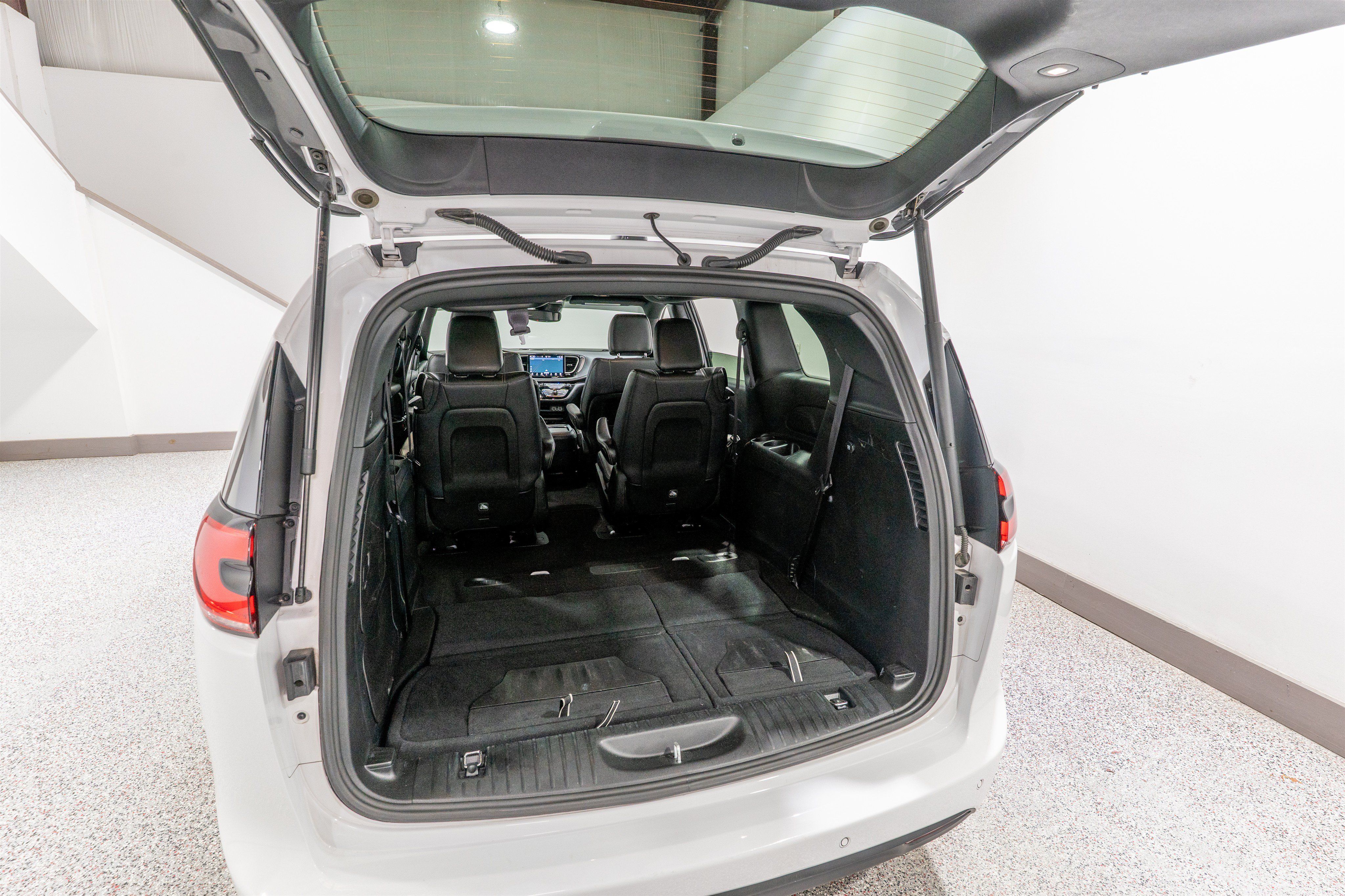 Used 2024 Chrysler Pacifica Limited FWD image 35