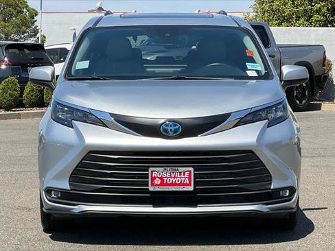 Certified 2025 Toyota Sienna XLE FWD image 10