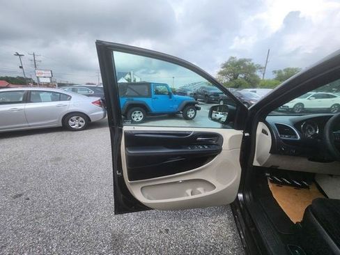 Used 2016 Dodge Grand Caravan SE FWD image 8