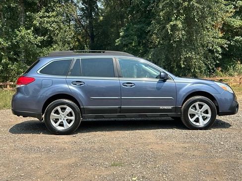 Used 2014 Subaru Outback 3.6R Limited w/ Moonroof Package AWD/4WD image 10