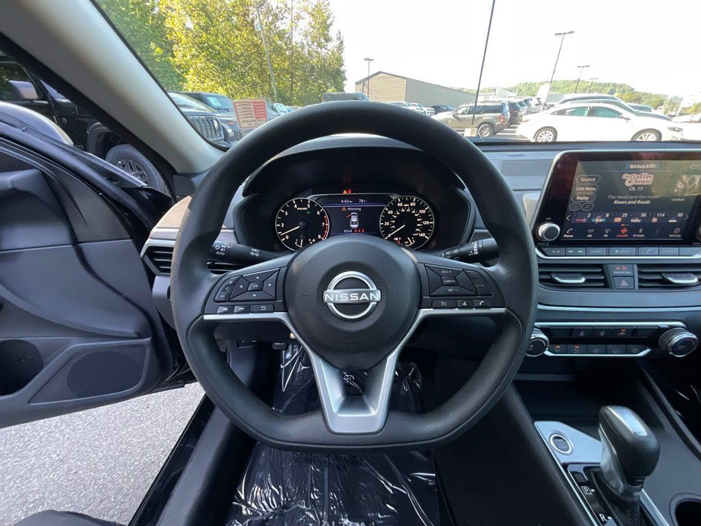 Used 2025 Nissan Altima 2.5 SV FWD image 10