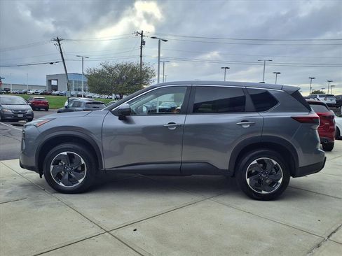 Used 2024 Nissan Rogue SV image 3