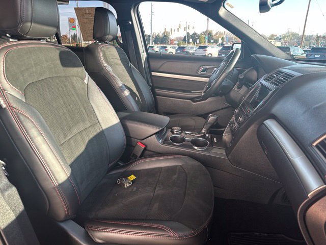 Used 2018 Ford Explorer XLT w/ XLT Appearance Package AWD/4WD image 15