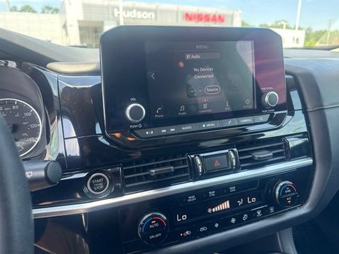 Used 2022 Nissan Pathfinder S FWD image 12