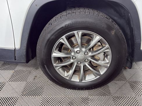 Used 2019 Jeep Cherokee Latitude Plus w/ Comfort/Convenience Group image 12