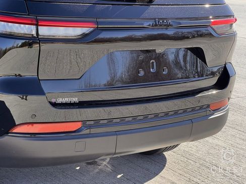 Used 2023 Jeep Grand Cherokee Altitude image 7