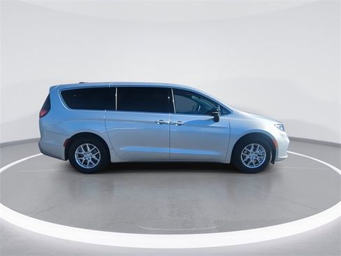 New 2026 Chrysler Pacifica Select image 9