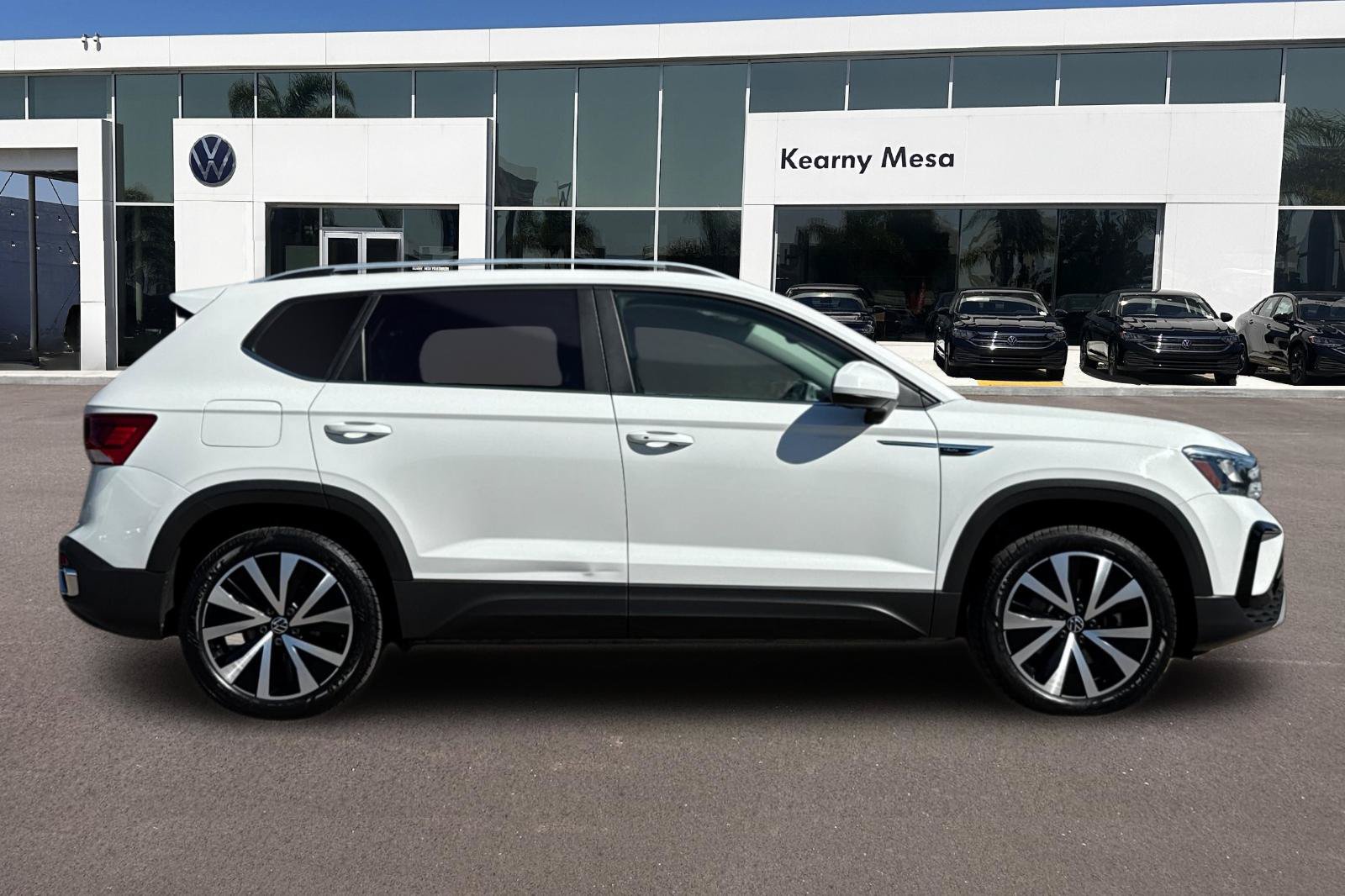 Used 2023 Volkswagen Taos SE FWD image 3