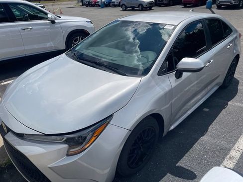 Used 2020 Toyota Corolla LE FWD image 2