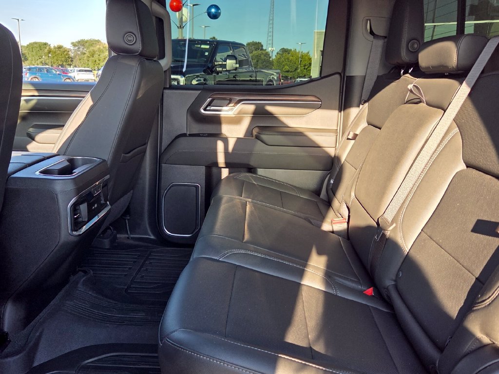 Used 2023 GMC Sierra 1500 SLT w/ SLT Premium Package AWD/4WD image 4