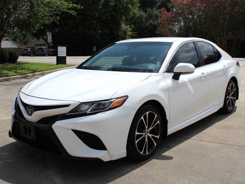 Used 2018 Toyota Camry SE w/ Convenience Package FWD image 4
