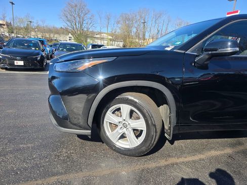 Used 2023 Toyota Highlander LE FWD image 2