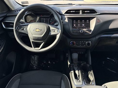 Used 2023 Chevrolet TrailBlazer LT FWD image 3