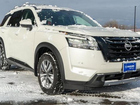 Used 2024 Nissan Pathfinder SL w/ Black Appearance Package image 4