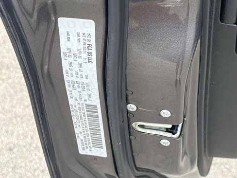 Used 2019 Jeep Cherokee Limited FWD image 37