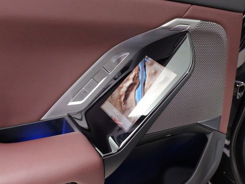 Used 2024 BMW i7 xDrive60 w/ Executive Package image 33