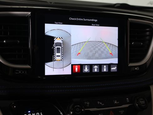 Used 2021 Chrysler Pacifica Touring-L FWD image 6