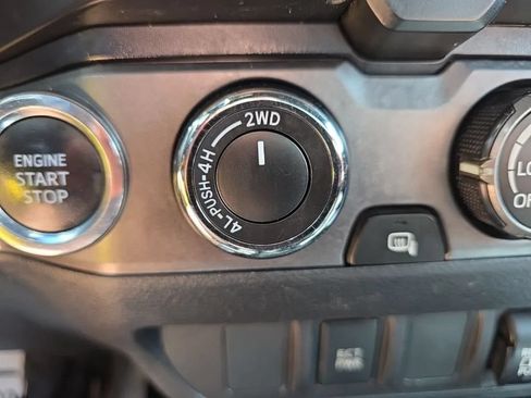 Used 2020 Toyota Tacoma TRD Off-Road AWD/4WD image 26