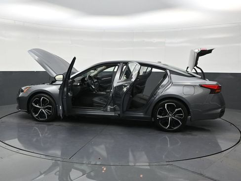 Used 2024 Nissan Altima 2.5 SR w/ SR Premium Package FWD image 31