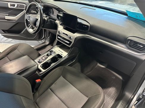 Used 2023 Ford Explorer XLT image 33