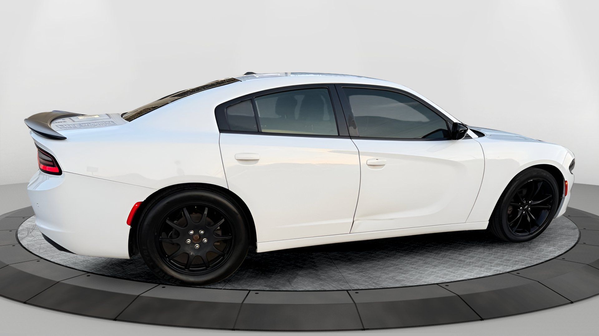 Used 2018 Dodge Charger SXT w/ Blacktop Package RWD image 14