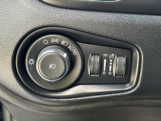 Used 2020 Jeep Renegade Altitude AWD/4WD image 24