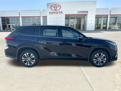 Used 2022 Toyota Highlander XLE AWD/4WD image 6