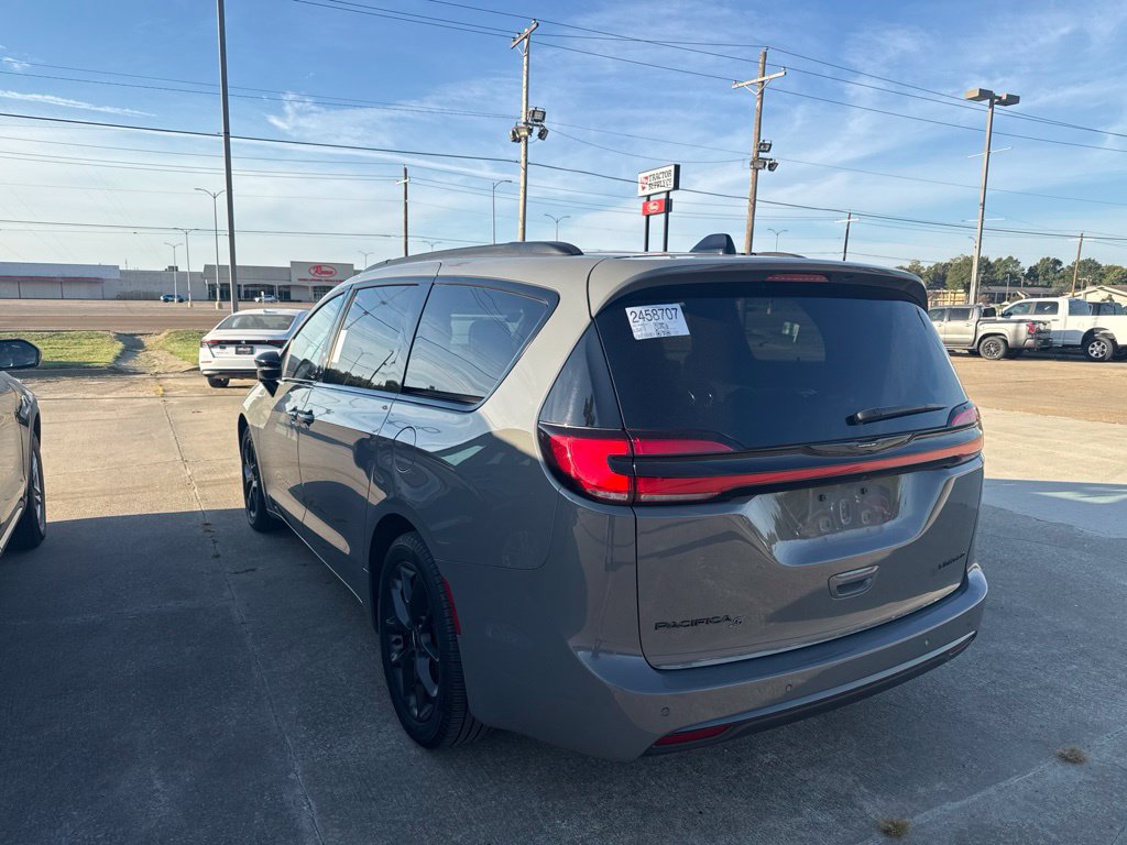 Used 2025 Chrysler Pacifica Limited FWD image 4