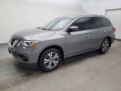 Used 2020 Nissan Pathfinder SV image 2