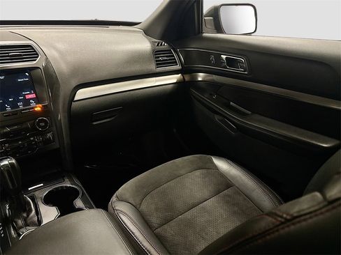 Used 2018 Ford Explorer XLT w/ Equipment Group 202A image 27