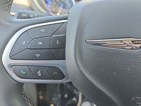 Used 2024 Chrysler Pacifica Touring-L FWD image 15