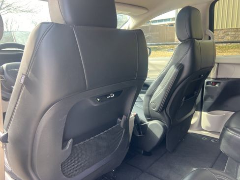 Used 2023 Chrysler Pacifica Touring-L image 13