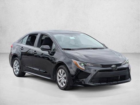 Used 2025 Toyota Corolla LE image 3