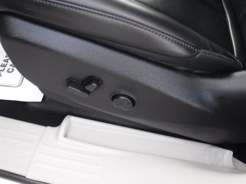 Used 2023 Chrysler Pacifica Touring-L image 15