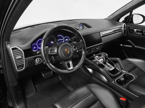 Certified 2021 Porsche Cayenne Turbo image 4