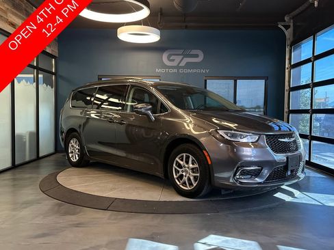 Used 2022 Chrysler Pacifica Touring-L FWD image 1