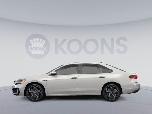 Used 2021 Volkswagen Passat 2.0T SE FWD image 2