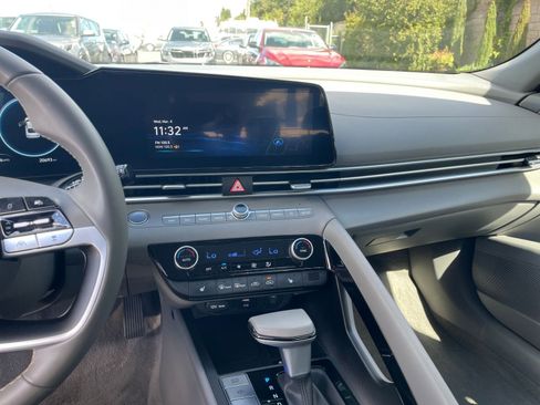 Used 2025 Hyundai Elantra SEL image 17