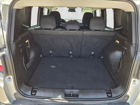 Used 2017 Jeep Renegade Latitude FWD image 3