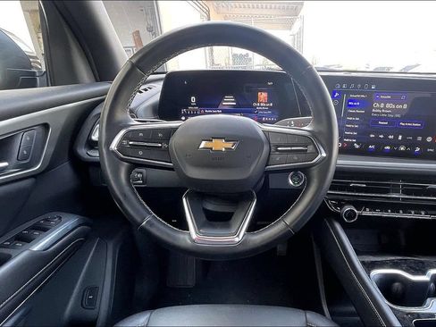 Used 2025 Chevrolet Traverse LT FWD image 5