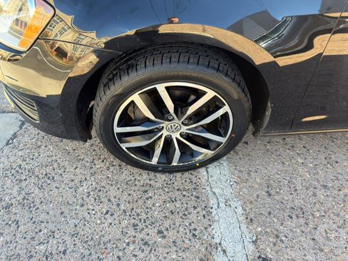 Used 2016 Volkswagen Golf SE image 28