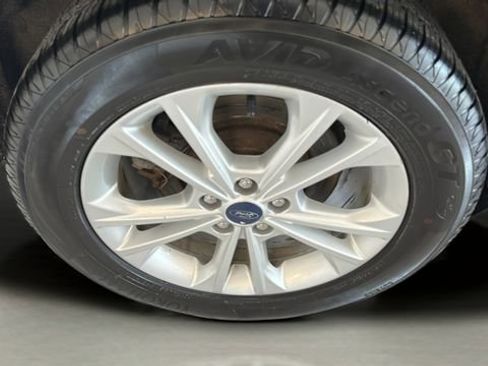 Used 2017 Ford Escape SE w/ SE Cold Weather Package AWD/4WD image 19