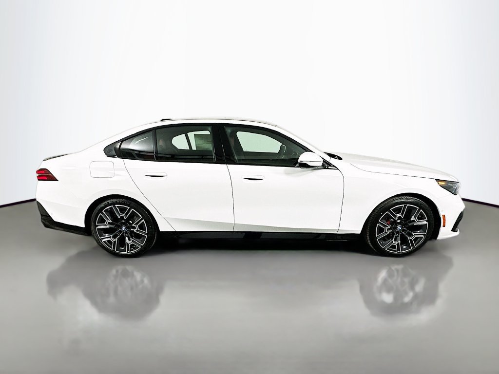 Used 2027 BMW 530i w/ M Sport Package RWD image 4