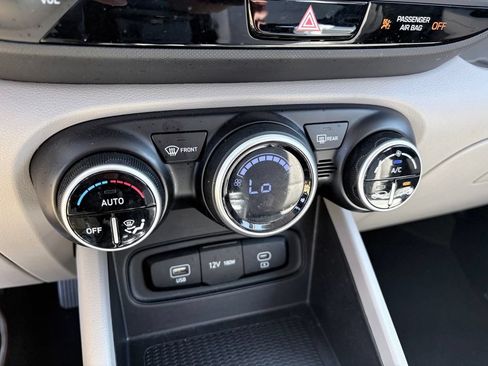 Used 2025 Hyundai Venue SEL FWD image 21