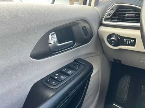 Used 2021 Chrysler Pacifica Touring-L image 9